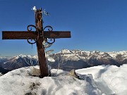 06 Alla crocetta di vetta del Monte Aralalta (2006 m) con vista in Tre Signori